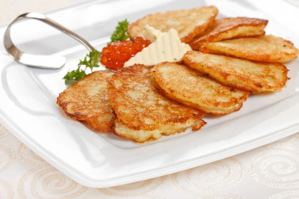 캐 비어와 튀긴된 감자 팬케이크 — 스톡 사진