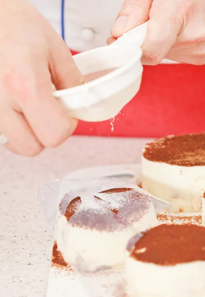 Kock Matlagning tiramisu dessert — Stockfoto