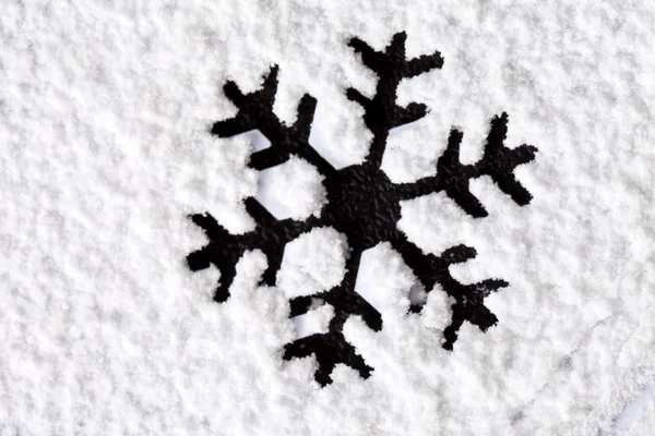 Νιφάδα χιονιού στο χιόνι — Φωτογραφία Αρχείου
