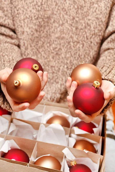 La bola de Navidad en las manos —  Fotos de Stock