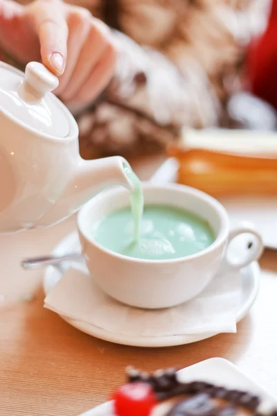 Tè nero con sciroppo di menta e latte — Foto Stock