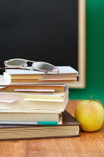 Okul chalkboard ve kitaplar — Stok fotoğraf
