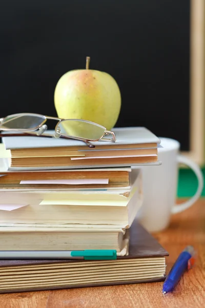 Okul chalkboard ve kitaplar — Stok fotoğraf