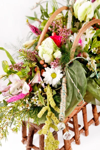 Flores en la cesta —  Fotos de Stock