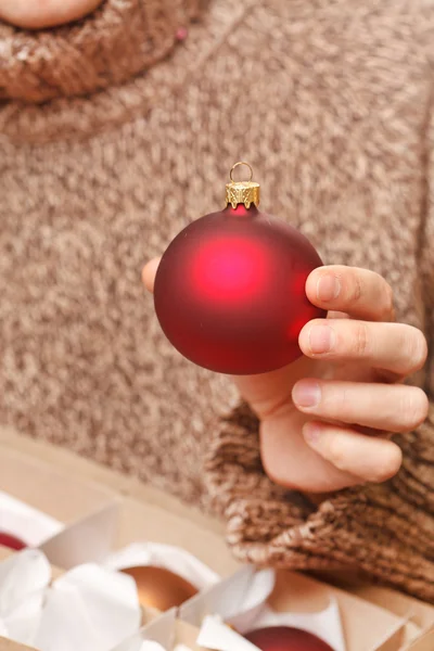 Palla di Natale nelle mani — Foto Stock