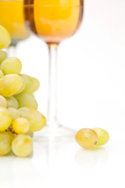 Nature morte avec des grappes de raisins et du vin blanc — Photo