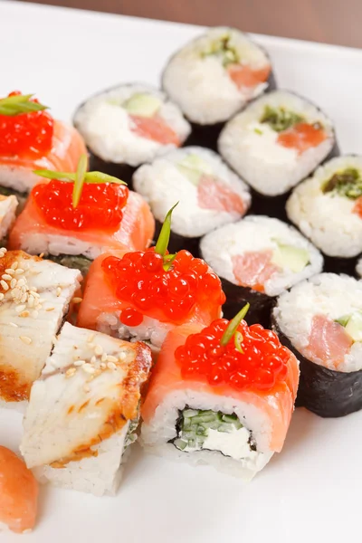 Sushi no prato — Fotografia de Stock