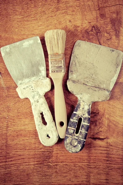 Různé nástroje na dřevěném pozadí. — Stock fotografie