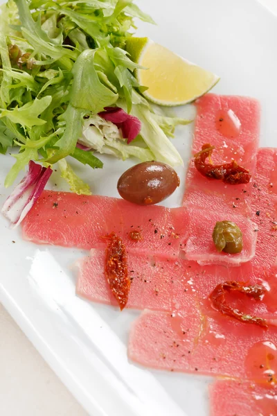 Balığı carpaccio ile zeytin ana salata — Stok fotoğraf