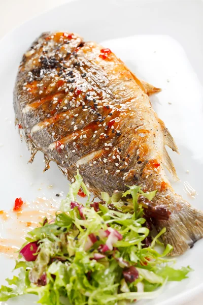 Smażone ryby ze świeżymi ziołami i cytryną — Zdjęcie stockowe