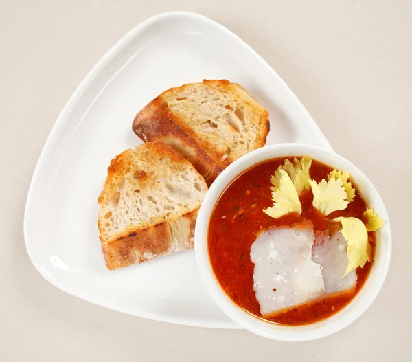 Томатный суп с сельдереем и тостами — стоковое фото