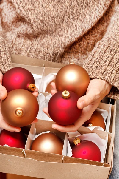 Kerstmis bal in de handen — Stockfoto