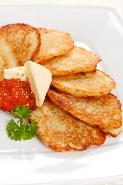 Pfannkuchen mit gebratenen Kartoffeln und Kaviar — Stockfoto