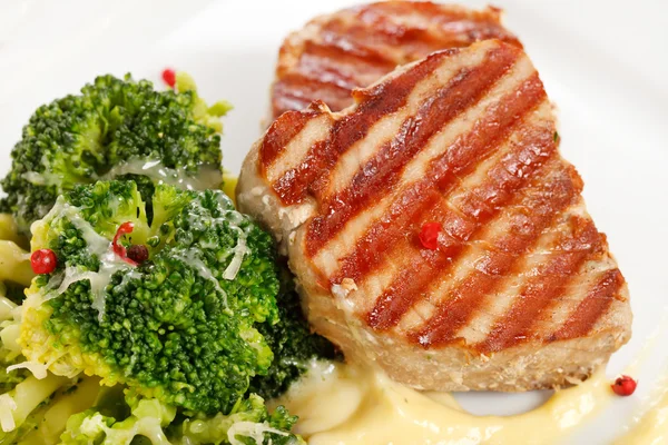 Tuna biftek brokoli ile — Stok fotoğraf