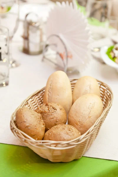 Frisches Brot im Korb — Stockfoto