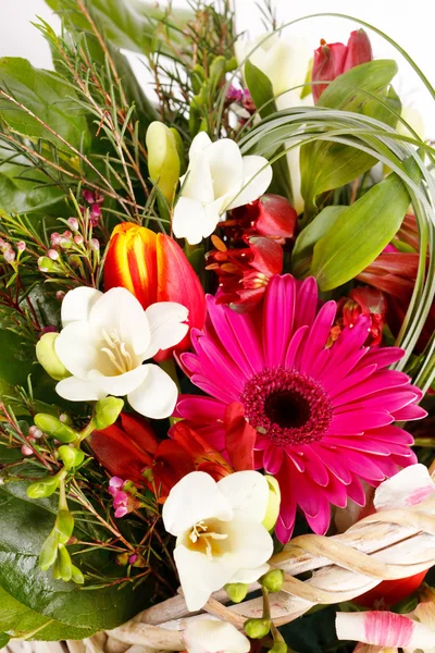 Gyönyörű virágok a kosárban — Stock Fotó