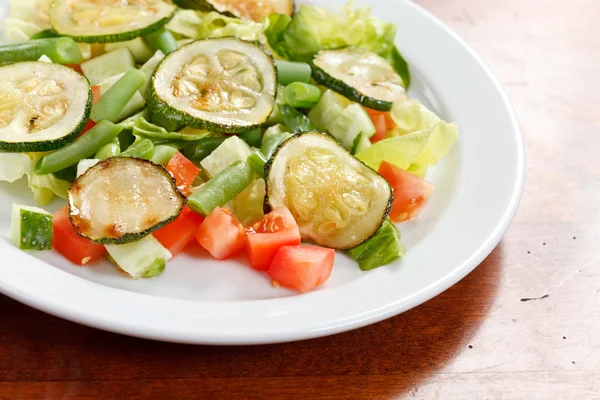 Salat med zucchini – stockfoto