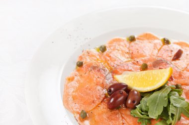 balığı carpaccio salata