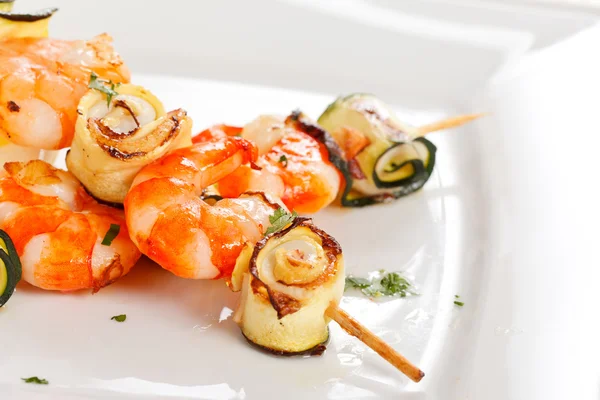 野菜と海老の串焼き — ストック写真