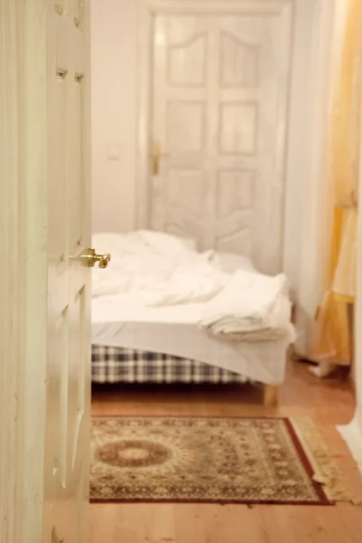 Deur naar een slaapkamer — Stockfoto