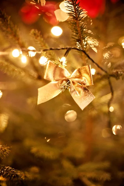 ゴールド リボン クリスマス ツリーに — ストック写真