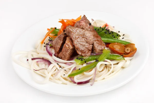 Carne com legumes e macarrão — Fotografia de Stock
