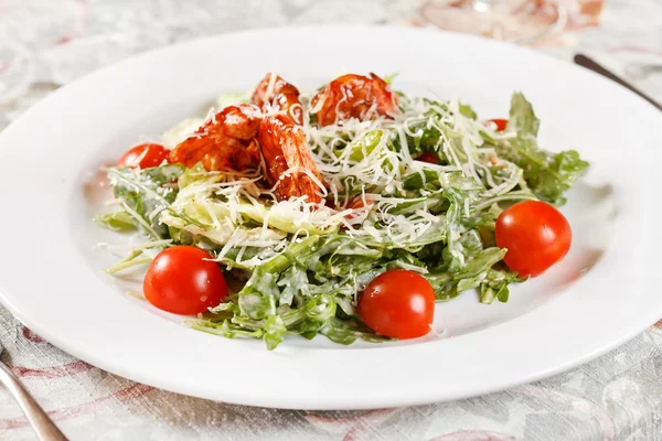 Fresh salad with shrimps — Stock Photo, Image