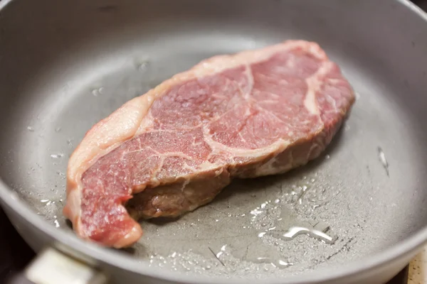 Biefstuk in een koekenpan — Stockfoto