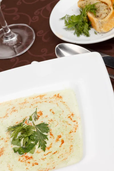 Kremalı ıspanak çorbası, patates cipsi balık pasta — Stok fotoğraf