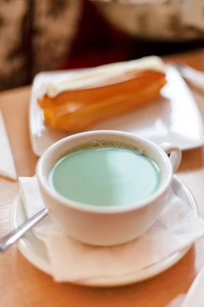 Chá preto com xarope de hortelã e leite — Fotografia de Stock