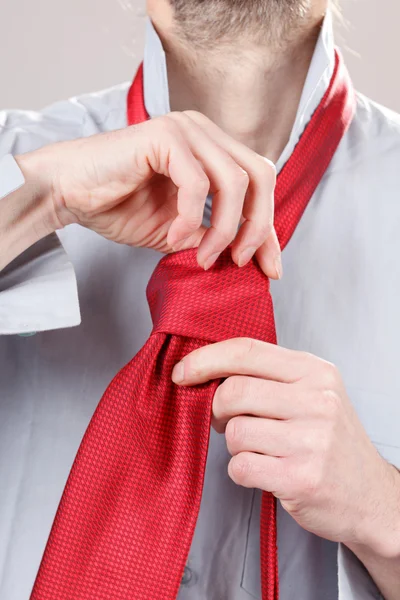 Άνθρωπος συνόρθωσης γραβάτα — Φωτογραφία Αρχείου