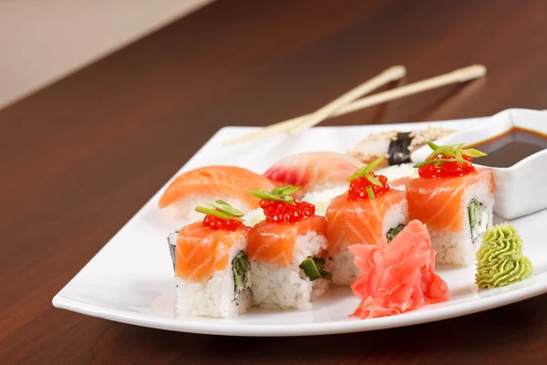 Sushi sur l'assiette — Photo