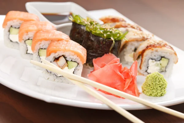 Sushi a tányéron. — Stock Fotó