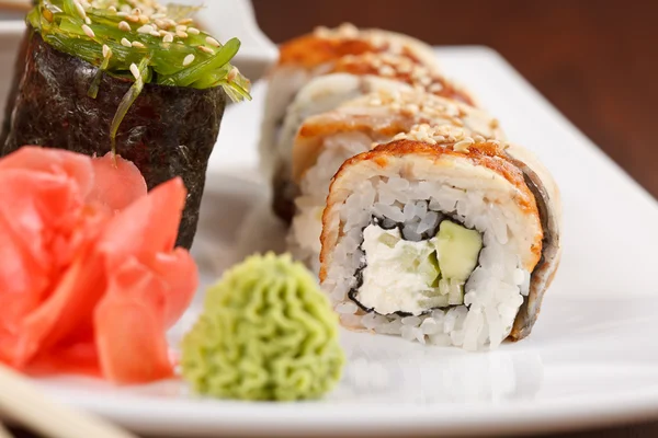 Sushi på tallriken — Stockfoto