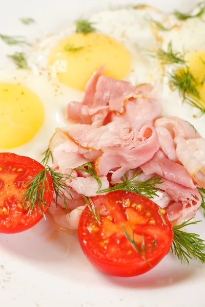 Smažená vejce se slaninou a zeleninou — Stock fotografie