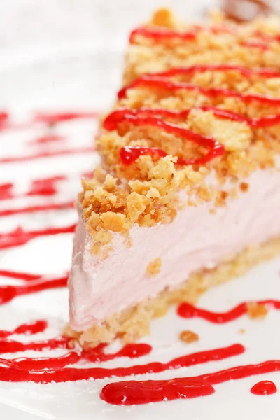 Cake with strawberry ice cream — Stock Photo, Image
