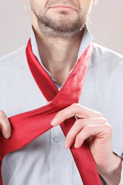 Man aanpassen stropdas — Stockfoto