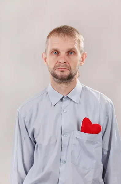 Man met rood hart — Stockfoto