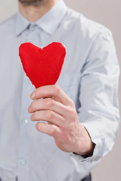 Homem com coração vermelho — Fotografia de Stock