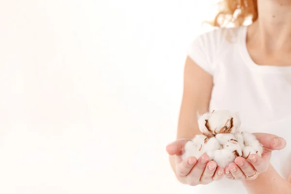 綿の花を持つ若い女 — ストック写真