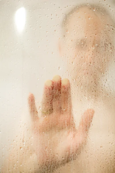 Человек принимает душ — стоковое фото