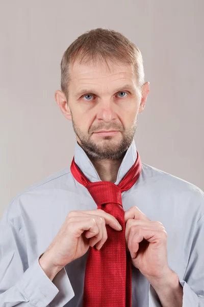 Коригування краватку чоловік — стокове фото