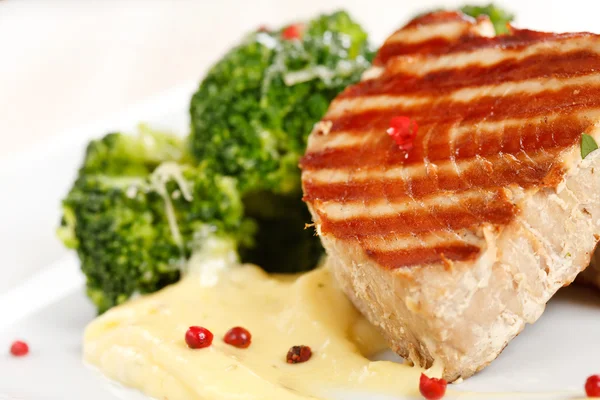 Filete de atún con brócoli — Foto de Stock
