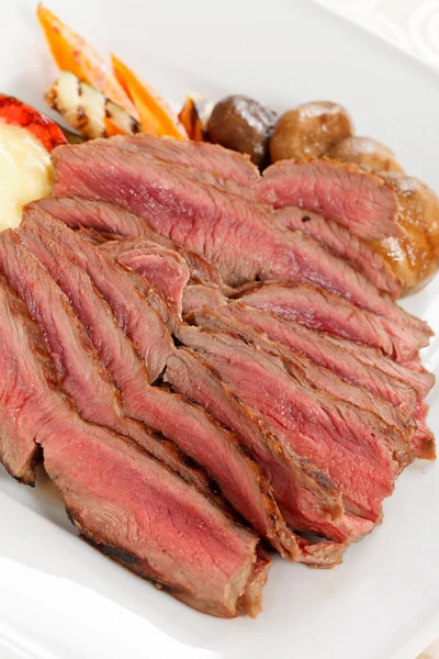 Carne de bovino assada com legumes — Fotografia de Stock