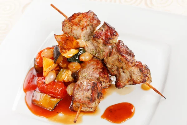 Kebab de carne con verduras —  Fotos de Stock