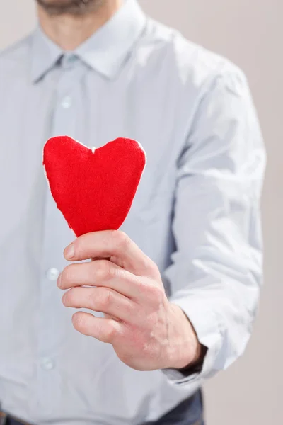 Man med rött hjärta — Stockfoto