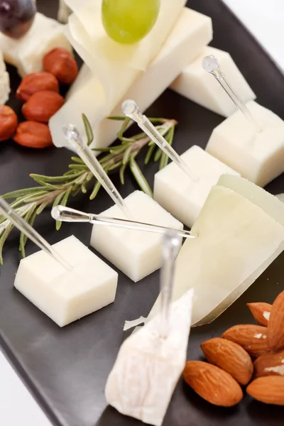 Plato con diferentes tipos de queso —  Fotos de Stock