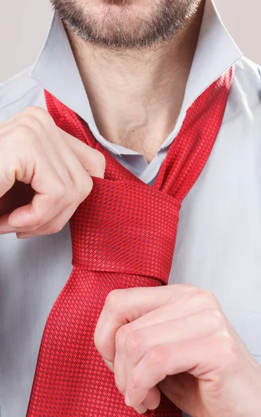 Homem ajustando gravata — Fotografia de Stock