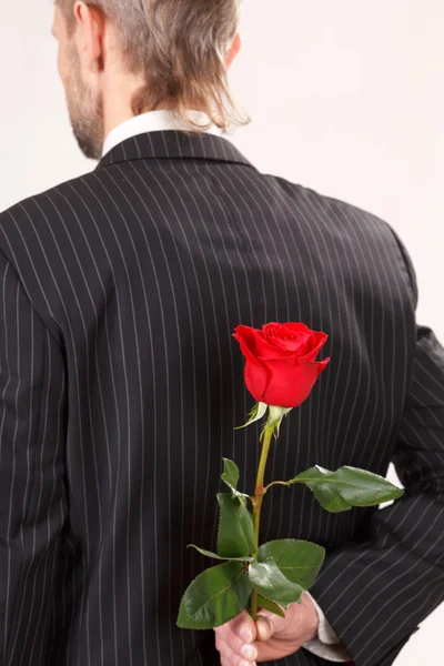 赤いバラを持つ男 — ストック写真