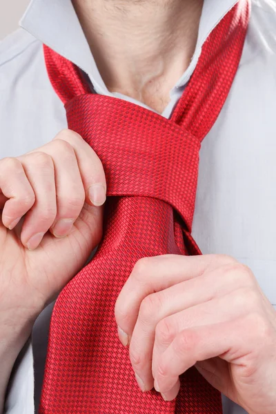 Homem ajustando gravata — Fotografia de Stock